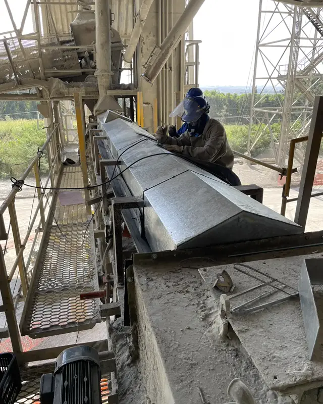 Colaborador em transportador industrial